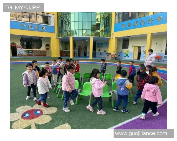 一年级小朋友们快乐踢足球的趣味时光与精彩瞬间 一年级小朋友们快乐踢足球的趣味时光与精彩瞬间