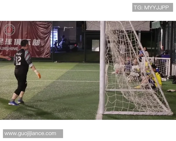 dk足球：探索足球世界的魅力与激情，带你领略赛事背后的故事与精彩瞬间