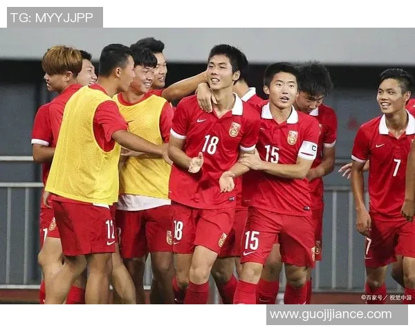中国足球历史性突破成功晋级八强展现强大实力与团结精神