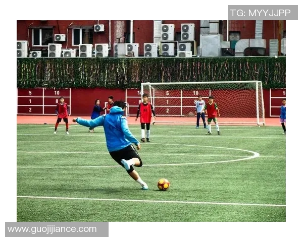 乐乐的足球梦想之旅：从小球员到绿茵场上的明星之路