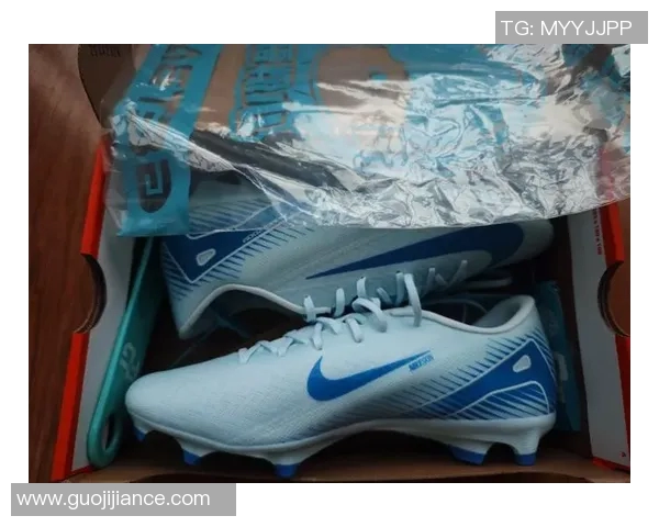 如何解决足球鞋磨脚跟的问题让你在场上更加舒适自信